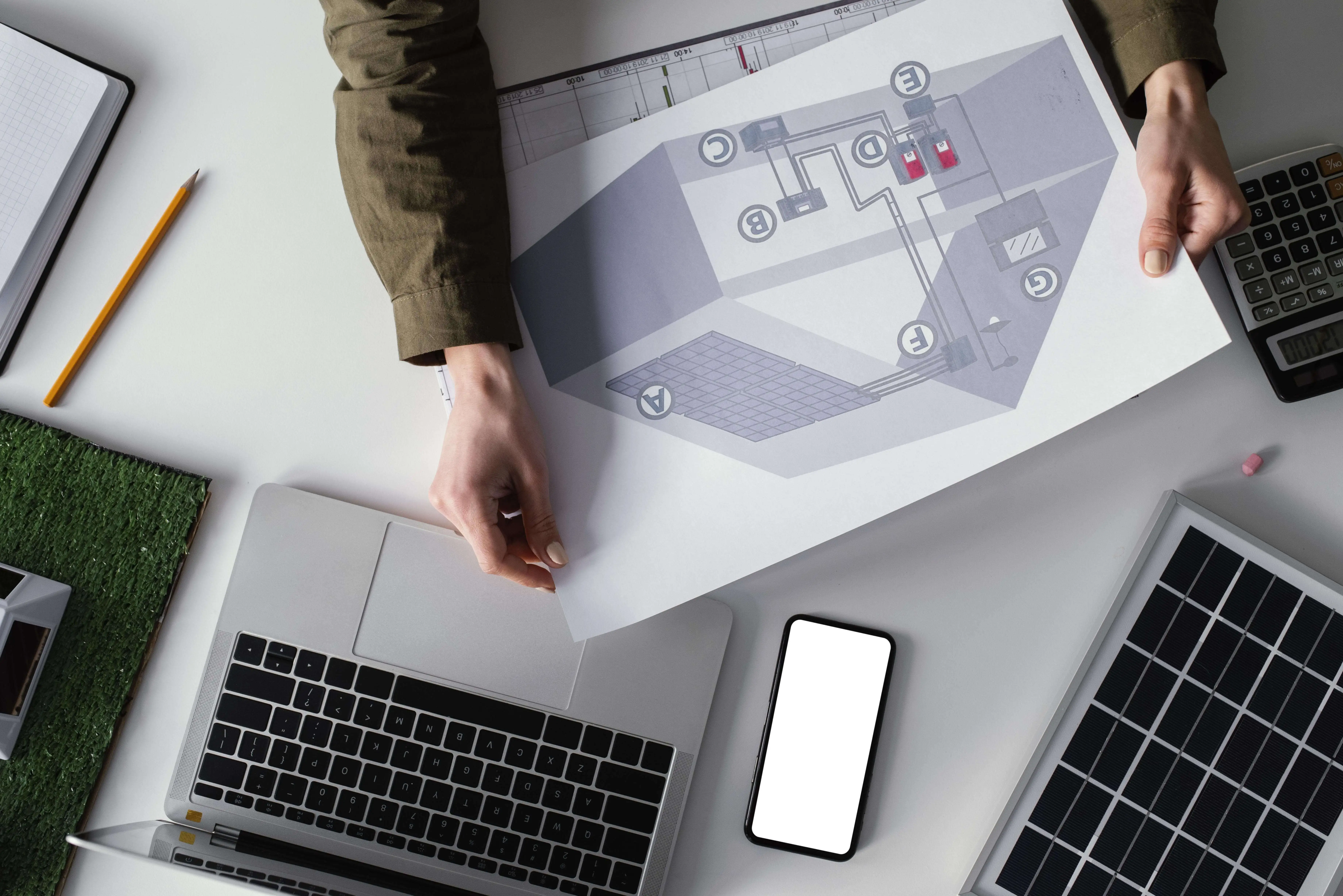 Ruhige Person mit geschlossenen Augen in konzentrierter Haltung